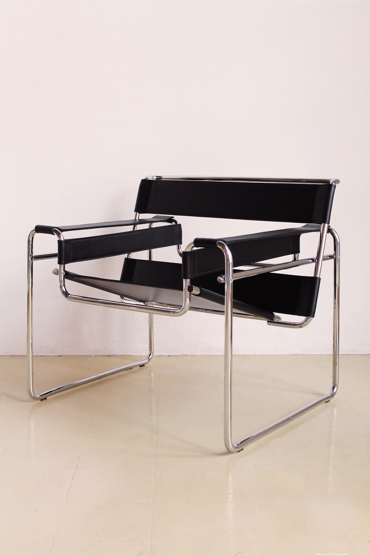 Black best sale wassily chair