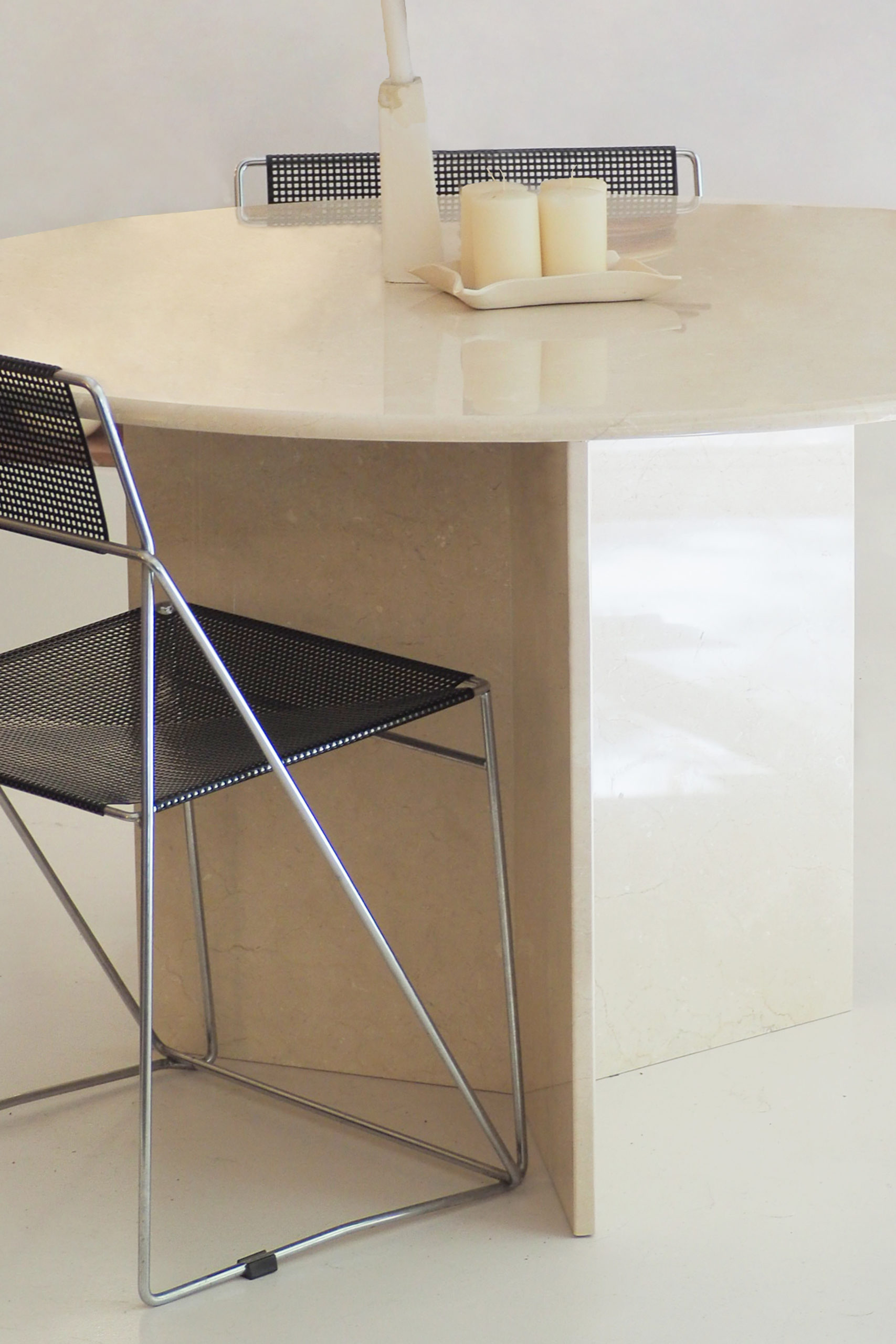 ARENA DINING TABLE ZOOM